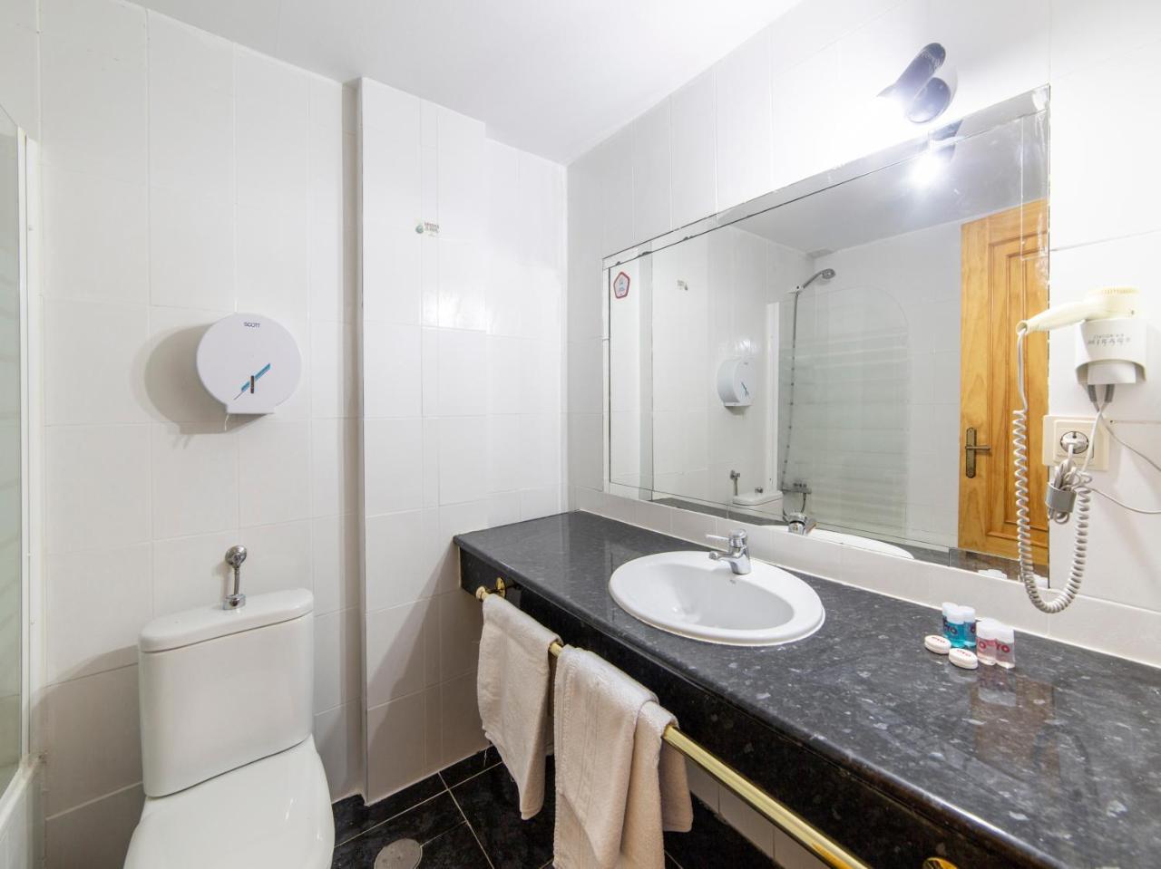 Hotel El Prado By Vivere Stays Carrascosa del Campo Bagian luar foto