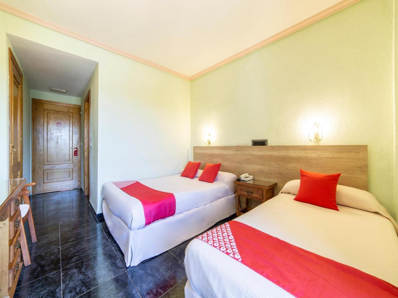 Hotel El Prado By Vivere Stays Carrascosa del Campo Bagian luar foto