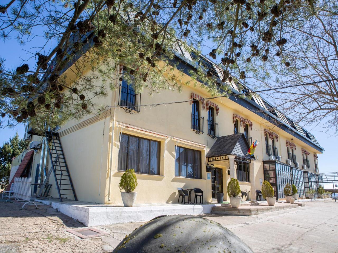 Hotel El Prado By Vivere Stays Carrascosa del Campo Bagian luar foto
