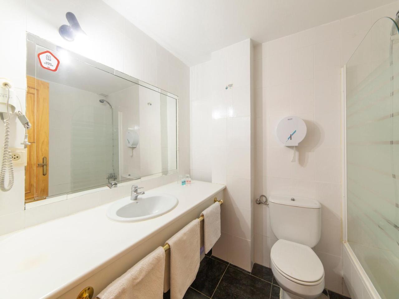 Hotel El Prado By Vivere Stays Carrascosa del Campo Bagian luar foto