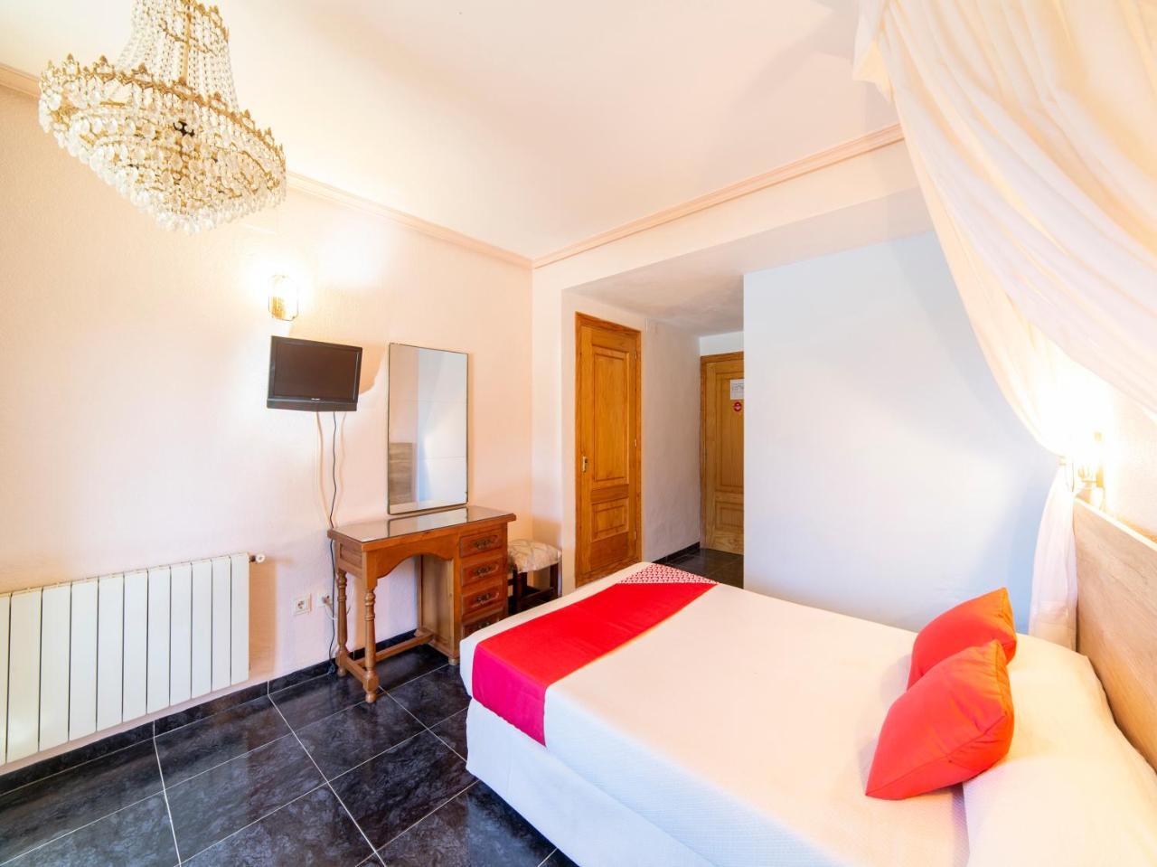 Hotel El Prado By Vivere Stays Carrascosa del Campo Bagian luar foto