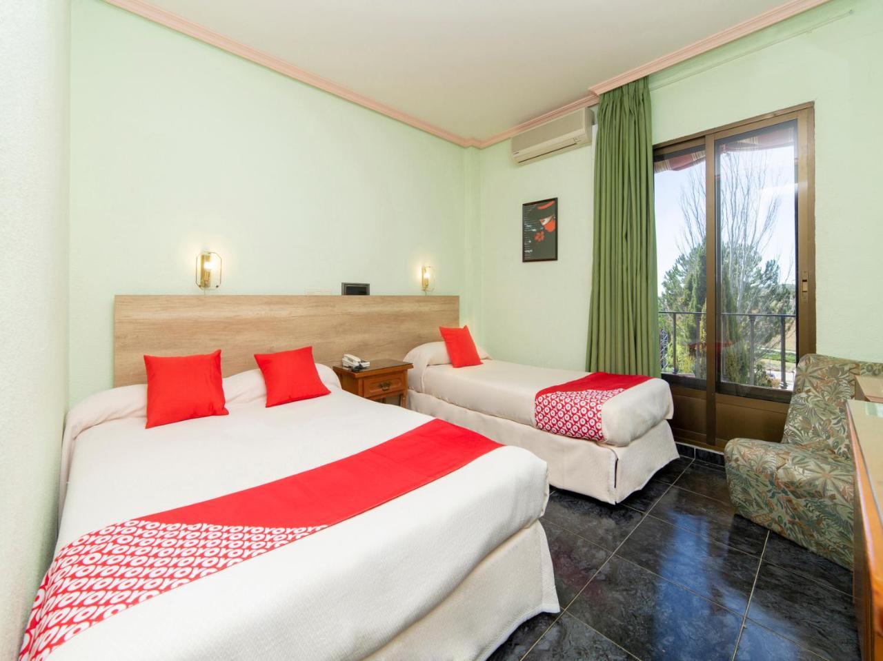 Hotel El Prado By Vivere Stays Carrascosa del Campo Bagian luar foto
